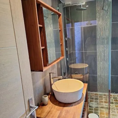 Chez Jules, L'entree Des Caps Willa *