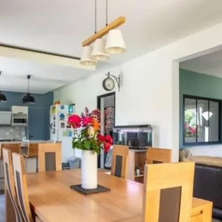 Chez Jules, L'entree Des Caps Willa