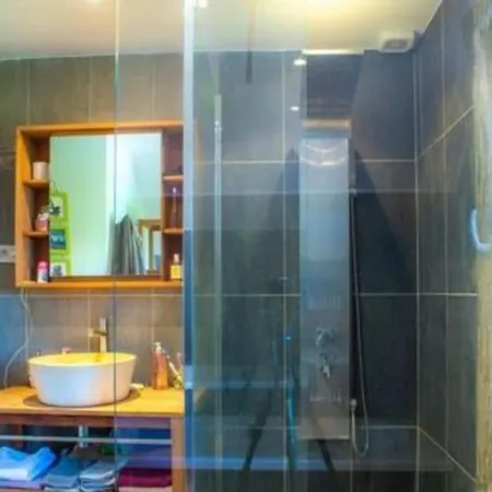 Chez Jules, L'entree Des Caps