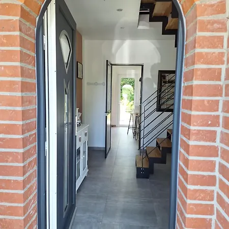 Chez Jules, L'entree Des Caps *