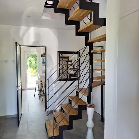 Chez Jules, L'entree Des Caps