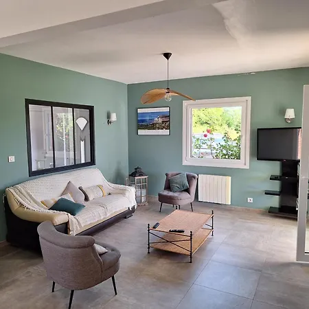 Chez Jules, L'entree Des Caps *