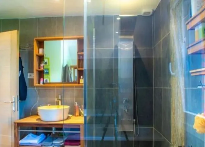 Chez Jules, L'entree Des Caps